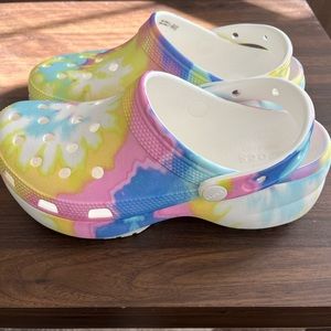 LIKE NEW! Tie Dye Platform Crocs Size 7W
